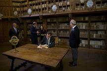 Mariano Rajoy firma en el Libro de Honor de la Universidad de Salamanca (Foto: Pool Moncloa)