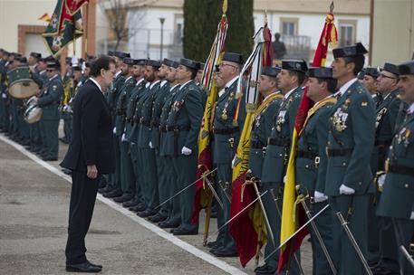 17/12/2016. Rajoy asiste a la jura de bandera de la Guardia Civil, en Baeza (Jaén).. El presidente del Gobierno, Mariano Rajoy, pasa revista...