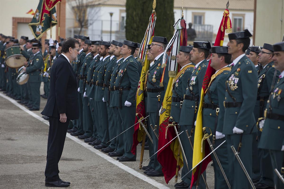17/12/2016. Rajoy asiste a la jura de bandera de la Guardia Civil, en Baeza (Jaén).. El presidente del Gobierno, Mariano Rajoy, pasa revista...