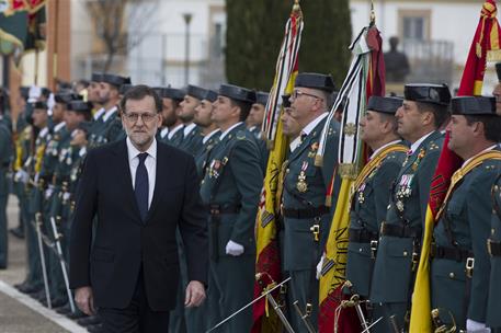 17/12/2016. Rajoy asiste a la jura de bandera de la Guardia Civil, en Baeza (Jaén). El presidente del Gobierno, Mariano Rajoy, pasa revista ...