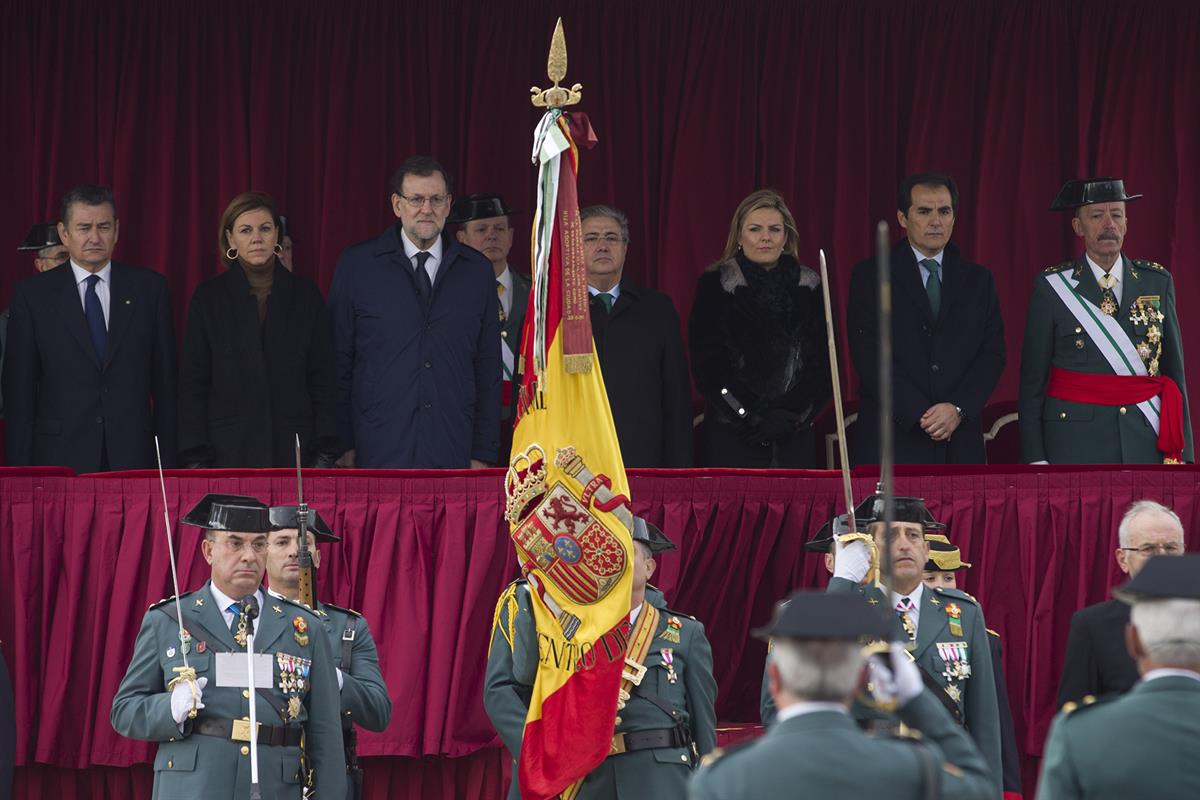 17/12/2016. Rajoy asiste a la jura de bandera de la Guardia Civil, en Baeza (Jaén). El presidente del Gobierno, Mariano Rajoy, en la tribuna...