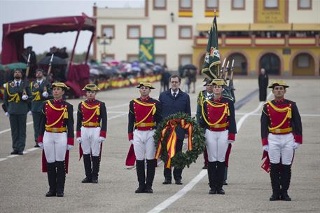 17/12/2016. Rajoy asiste a la jura de bandera de la Guardia Civil, en Baeza (Jaén). El presidente del Gobierno, Mariano Rajoy, se dispone a ...