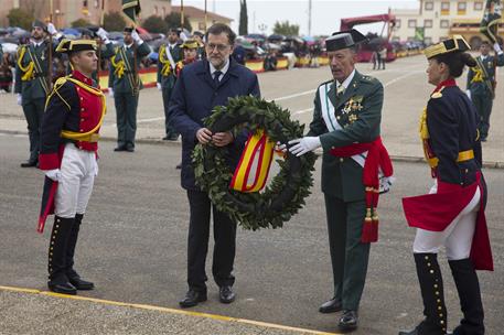 17/12/2016. Rajoy asiste a la jura de bandera de la Guardia Civil, en Baeza (Jaén). El presidente del Gobierno, Mariano Rajoy, coloca una co...