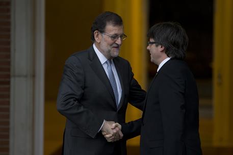 20/04/2016. Rajoy recibe al presidente de la Generalitat de Cataluña. El presidente del Gobierno en funciones, Mariano Rajoy, saluda al pres...