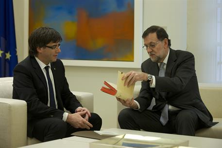 20/04/2016. Rajoy recibe al presidente de la Generalitat de Cataluña. El presidente del Gobierno en funciones, Mariano Rajoy, ha entregado u...