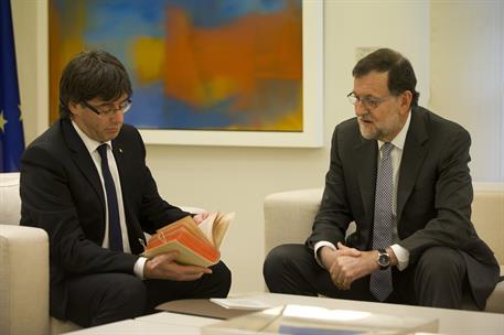 20/04/2016. Rajoy recibe al presidente de la Generalitat de Cataluña. El presidente del Gobierno en funciones, Mariano Rajoy, ha entregado u...