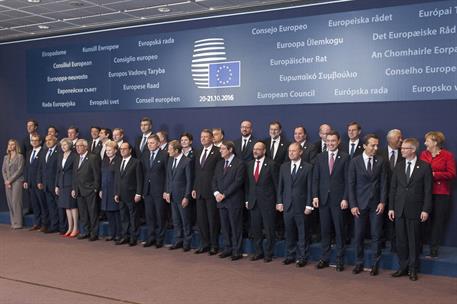 20/10/2016. Mariano Rajoy asiste al Consejo Europeo. El presidente del Gobierno en funciones, Mariano Rajoy, posa en la foto de familia de l...