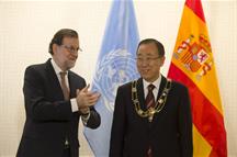 El presidente del Gobierno, Mariano Rajoy, condecora al secretario general de la ONU, Ban Ki-moon (Foto: Pool Moncloa)