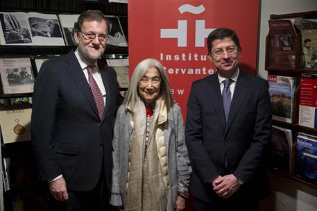 20/12/2016. Rajoy visita los Estados Unidos. El presidente del Gobierno, Mariano Rajoy, junto a la viuda de Jorge Luis Borges, María Kodama,...