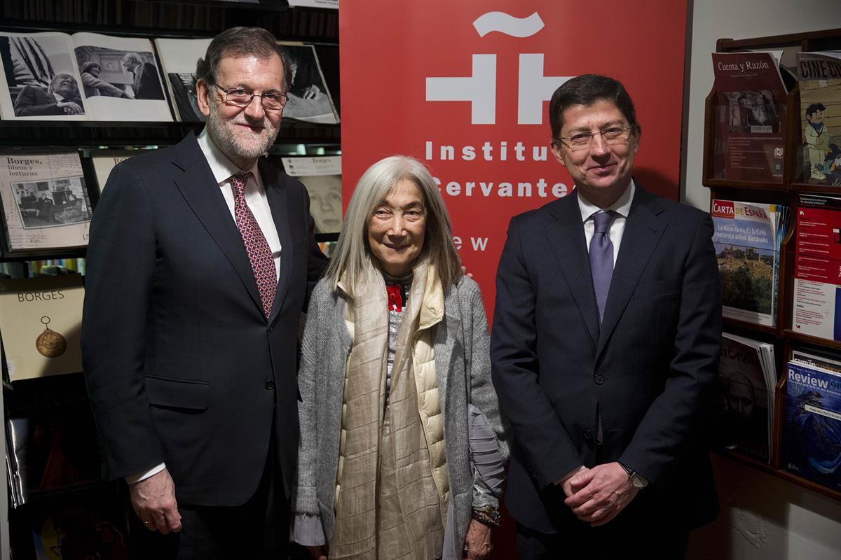 20/12/2016. Rajoy visita los Estados Unidos. El presidente del Gobierno, Mariano Rajoy, junto a la viuda de Jorge Luis Borges, María Kodama,...