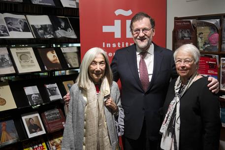 20/12/2016. Rajoy viaja a Estados Unidos. El presidente del Gobierno, Mariano Rajoy, junto a la viuda de Jorge Luis Borges, María Kodama, du...