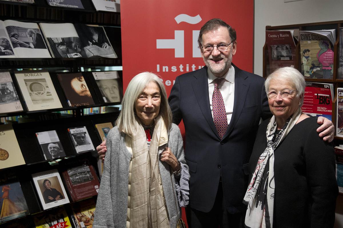 20/12/2016. Rajoy viaja a Estados Unidos. El presidente del Gobierno, Mariano Rajoy, junto a la viuda de Jorge Luis Borges, María Kodama, du...