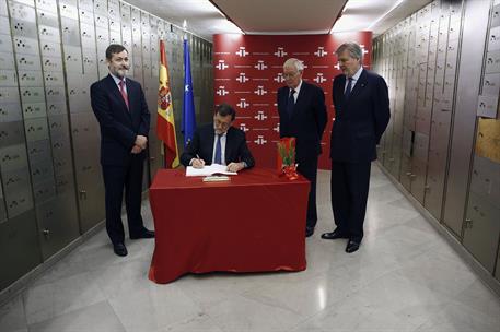 22/04/2016. Rajoy visita la sede del Instituto Cervantes. El Presidente del Gobierno en funciones, Mariano Rajoy, firma en el libro de honor...