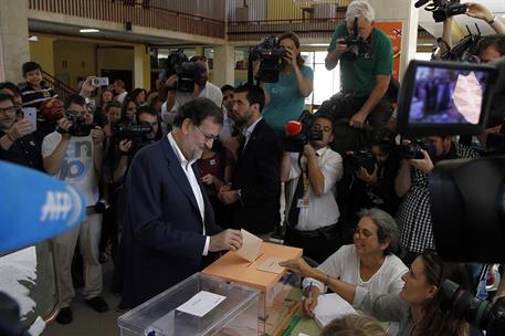 26/06/2016. Rajoy ejerce su derecho al voto. El presidente del Gobierno en funciones, Mariano Rajoy, ejerce su derecho al voto en un colegio...