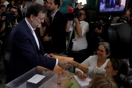 26/06/2016. Rajoy ejerce su derecho al voto. El presidente del Gobierno en funciones, Mariano Rajoy, saluda a uno de los miembros de la mesa...