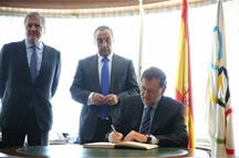 El presidente del Gobierno en funciones, Mariano Rajoy, firma en el Libro de Honor del COE (Foto: Pool Moncloa)