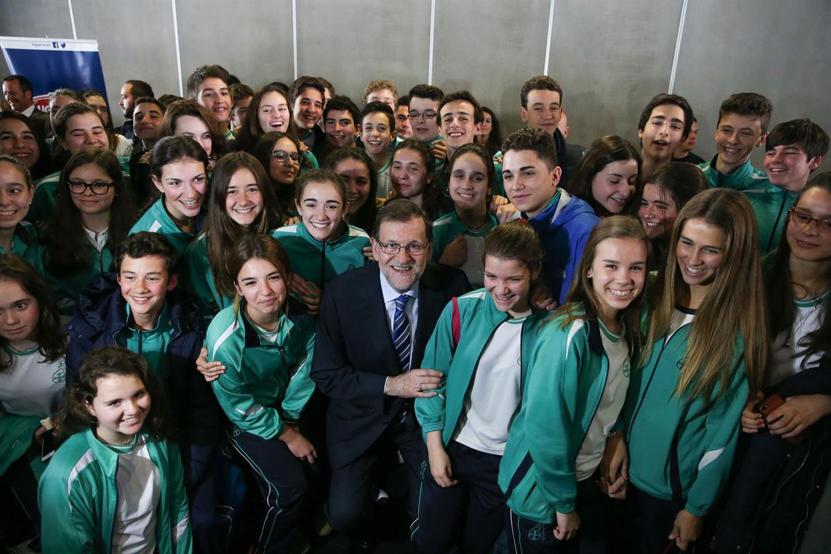28/04/2016. Rajoy asiste a la entrega de los "Premios Corazones Solidarios". El presidente del Gobierno en funciones, Mariano Rajoy, junto a...