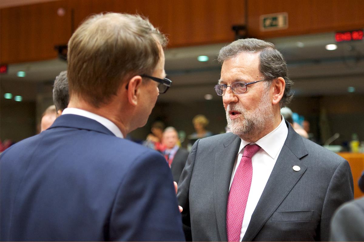 28/06/2016. Rajoy asiste al Consejo Europeo. El presidente del Gobierno en funciones, Mariano Rajoy, conversa con el primer ministro de Finl...
