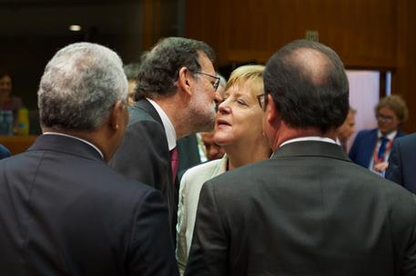 28/06/2016. Rajoy asiste al Consejo Europeo. El presidente del Gobierno en funciones, Mariano Rajoy, saluda a la canciller alemana, Angela M...