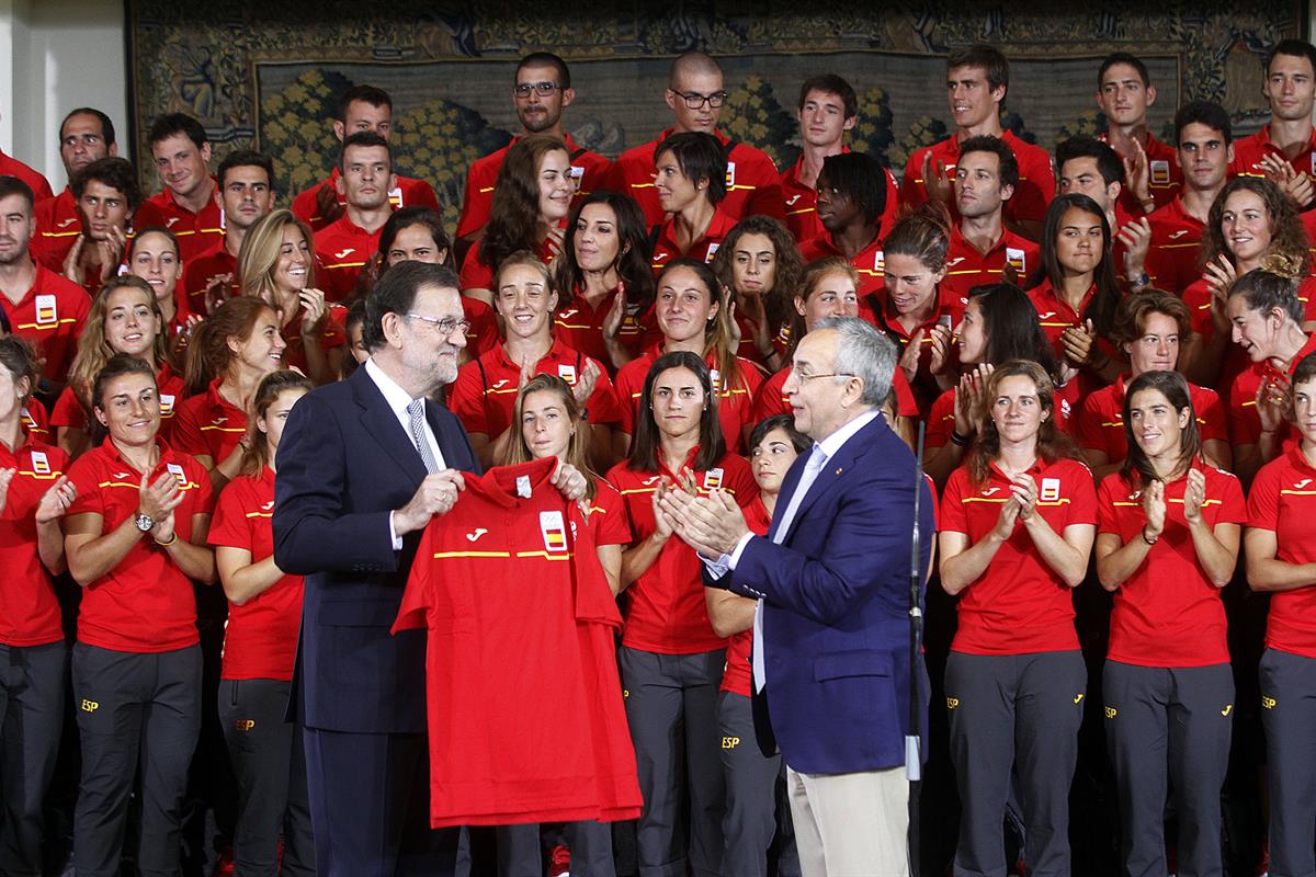 28/07/2016. Rajoy recibe al equipo olímpico. El presidente del Gobierno en funciones, Mariano Rajoy, ha recibido la camiseta que lucirá el e...