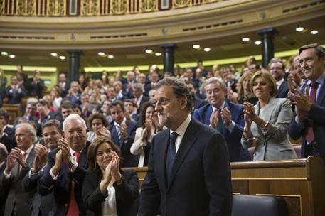 29/10/2016. Mariano Rajoy es investido presidente del Gobierno. Mariano Rajoy recibe los aplausos de su gabinete y de su grupo parlamentario...