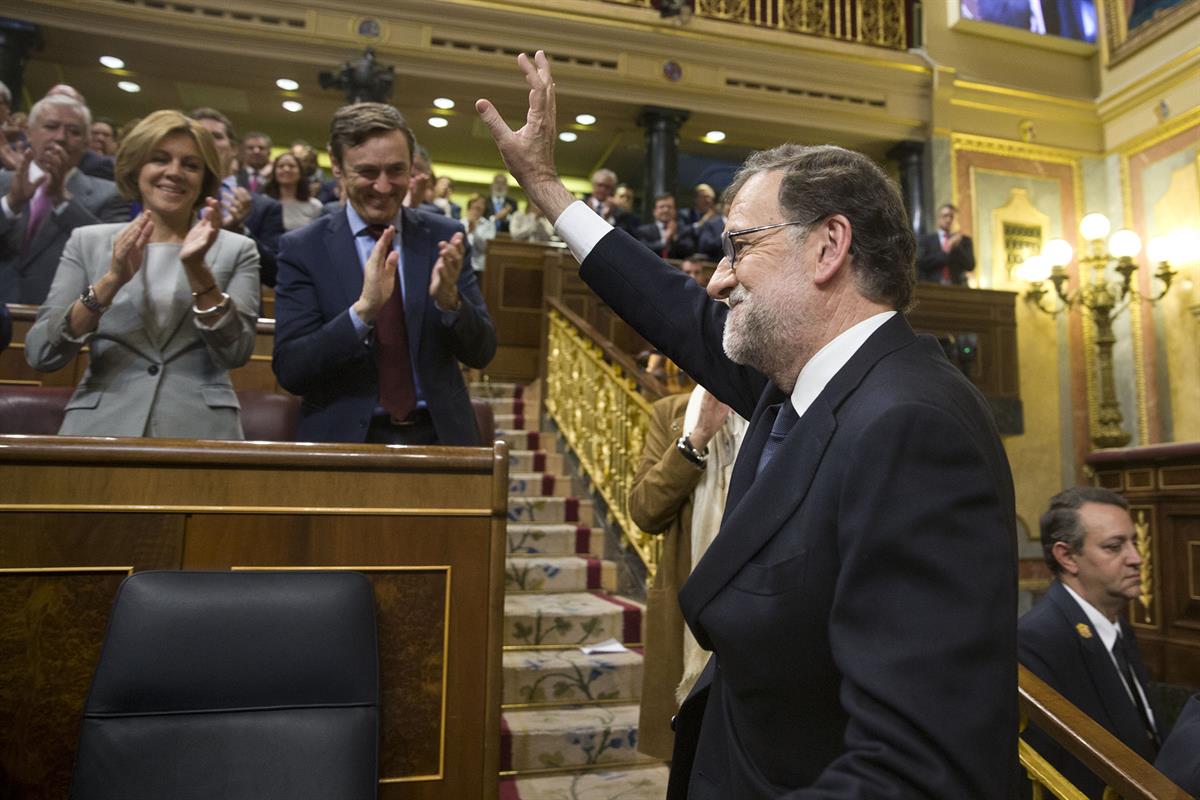 29/10/2016. Mariano Rajoy es investido presidente del Gobierno. Mariano Rajoy agradece los aplausos de su grupo parlamentario tras ser inves...