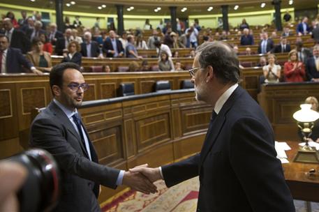 29/10/2016. Mariano Rajoy es investido presidente del Gobierno. Tras ser investido presidente del Gobierno, Mariano Rajoy recibe la felicita...