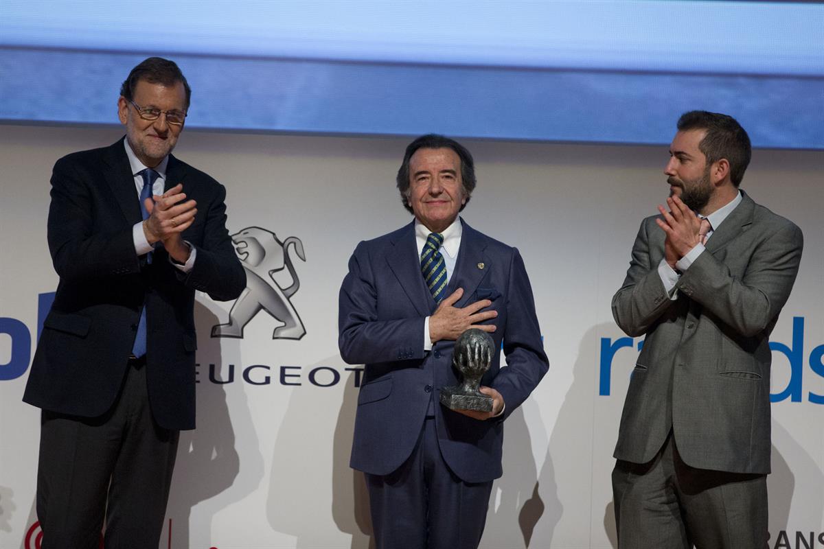29/11/2016. Rajoy entrega los Premios CEPYME 2016. El presidente del Gobierno, Mariano Rajoy, entrega al empresario teatral Enrique Cornejo ...