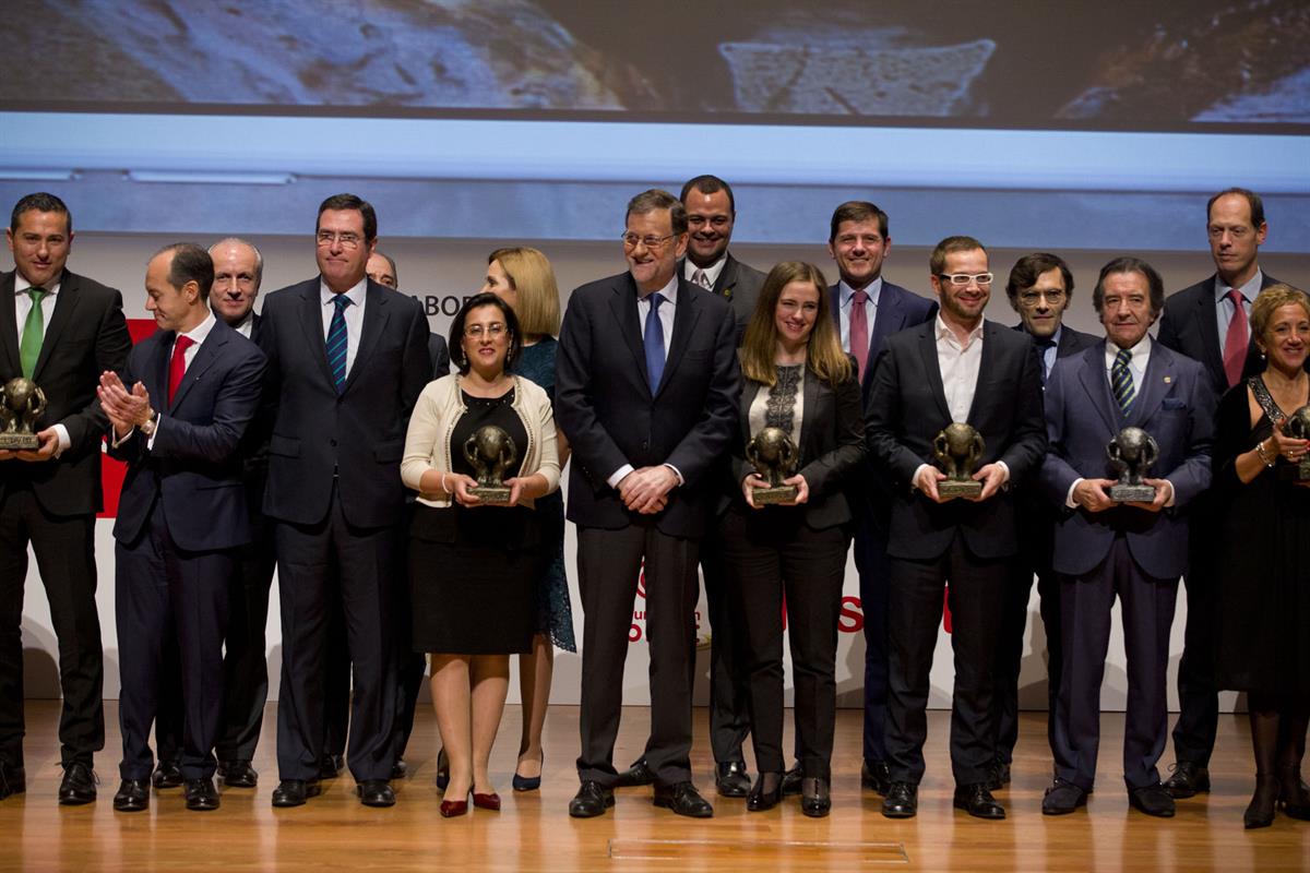 29/11/2016. Rajoy entrega los Premios CEPYME 2016. El presidente del Gobierno, Mariano Rajoy, posa junto a los galardonados con los Premios ...