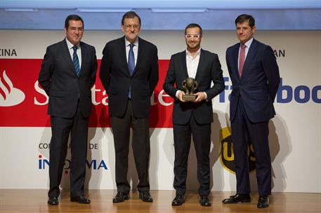 29/11/2016. Rajoy entrega los Premios CEPYME 2016. El presidente del Gobierno, Mariano Rajoy, entrega a Jordi Ver, director general de Habit...