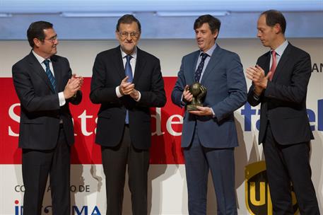 29/11/2016. Rajoy entrega los Premios CEPYME 2016. El presidente del Gobierno, Mariano Rajoy, entrega a Fernando Giménez-Guervós, socio fund...