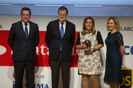 29/11/2016. Rajoy entrega los Premios CEPYME 2016. El presidente del Gobierno, Mariano Rajoy, entrega a Margarita Jerez, socia directora de ...