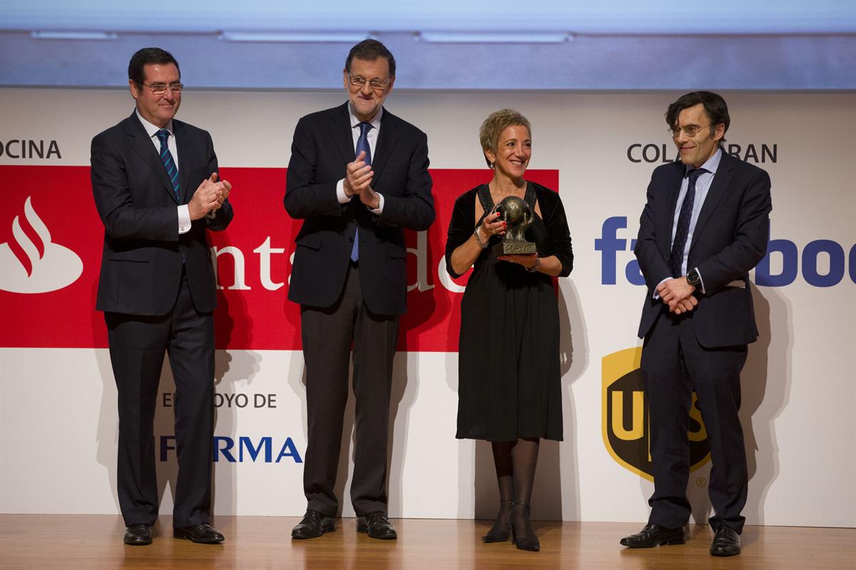 29/11/2016. Rajoy entrega los Premios CEPYME 2016. El presidente del Gobierno, Mariano Rajoy, entrega a Maïte Sutto, directora de Dans Le No...