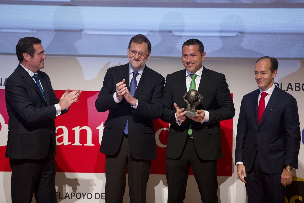 29/11/2016. Rajoy entrega los Premios CEPYME 2016. El presidente del Gobierno, Mariano Rajoy, entrega a Carlos Ledó, fundador y CEO de Idai ...