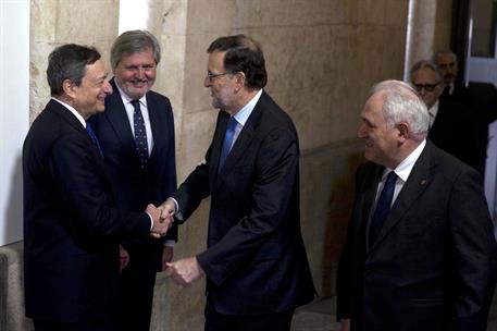 30/11/2016. Rajoy asiste al Centenario Deusto Business Scholl. El presidente del Gobierno, Mariano Rajoy, saluda al presidente del Banco Cen...