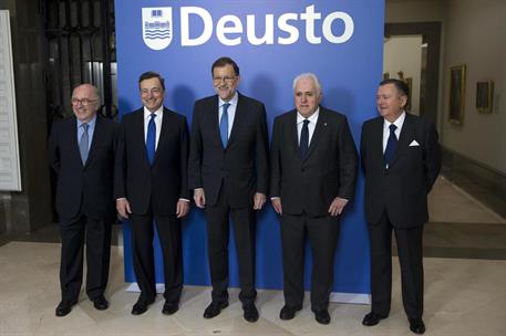 30/11/2016. Rajoy asiste al Centenario Deusto Business Scholl. El presidente del Gobierno, Mariano Rajoy, junto al excomisario de Economía d...