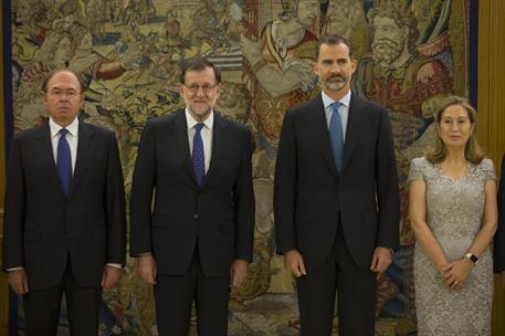 31/10/2016. Mariano Rajoy jura el cargo de presidente del Gobierno. Mariano Rajoy posa junto a S.M. el Rey, la presidenta del Congreso de lo...