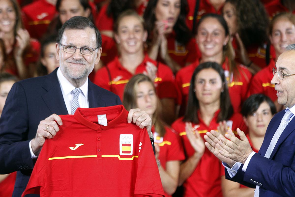 28/07/2016. Rajoy recibe al equipo olímpico. El presidente del Gobierno en funciones, Mariano Rajoy, ha recibido la camiseta que lucirá el e...