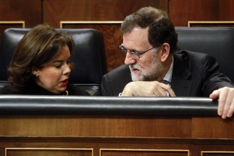 1/02/2017. Rajoy asiste a la sesión de control al Gobierno en el Congreso. El presidente del Gobierno, Mariano Rajoy, conversa con la vicepr...