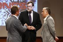 Mariano Rajoy conversa con los asistentes a las jornadas