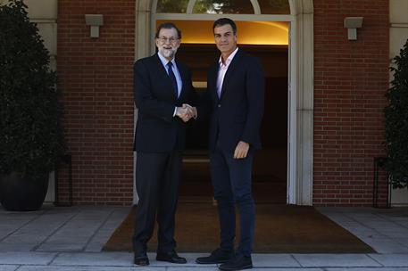 2/10/2017. Mariano Rajoy recibe a Pedro Sánchez. El presidente del Gobierno, Mariano Rajoy, recibe al secretario general del PSOE, Pedro Sán...