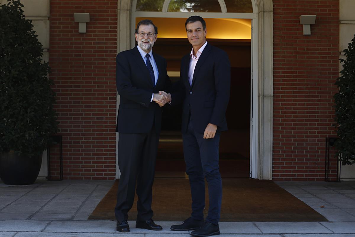 2/10/2017. Mariano Rajoy recibe a Pedro Sánchez. El presidente del Gobierno, Mariano Rajoy, recibe al secretario general del PSOE, Pedro Sán...