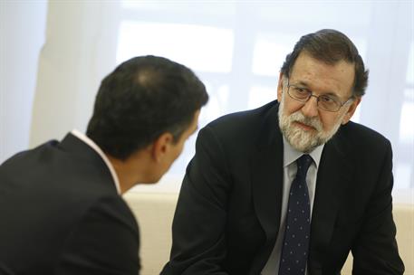 2/10/2017. Mariano Rajoy recibe a Pedro Sánchez. El presidente del Gobierno, Mariano Rajoy, conversa con el secretario general del PSOE, Ped...