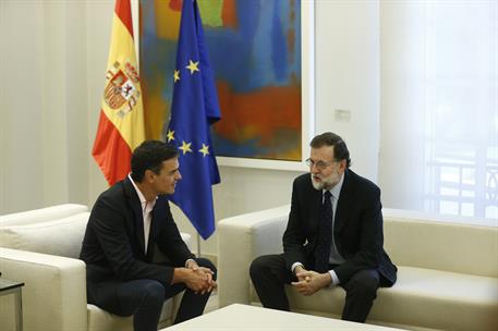 2/10/2017. Mariano Rajoy recibe a Pedro Sánchez. El presidente del Gobierno, Mariano Rajoy, conversa con el secretario general del PSOE, Ped...