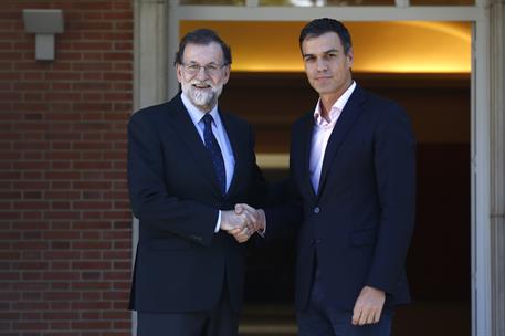 2/10/2017. Mariano Rajoy recibe a Pedro Sánchez. El presidente del Gobierno, Mariano Rajoy, saluda al secretario general del PSOE, Pedro Sán...