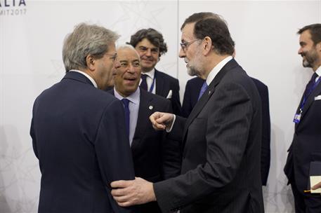 3/02/2017. Rajoy asiste a la reunión informal de la UE en Malta. El presidente del Gobierno, Mariano Rajoy, conversa con el presidente del C...