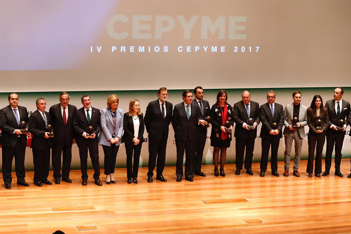 4/12/2017. Rajoy preside la entrega de los IV Premios CEPYME. El presidente del Gobierno, Mariano Rajoy, junto a la presidenta del Congreso ...