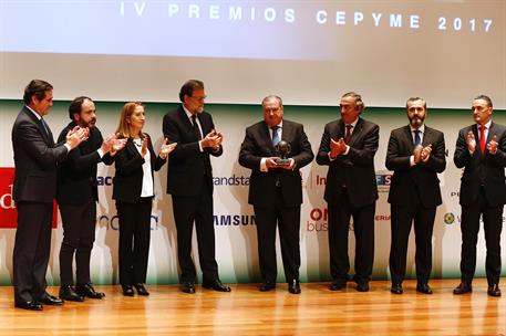 4/12/2017. Rajoy preside la entrega de los IV Premios CEPYME. El presidente del Gobierno, Mariano Rajoy, junto a la presidenta del Congreso ...