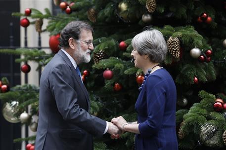 5/12/2017. Mariano Rajoy se reúne con Theresa May en Londres. El presidente del Gobierno, Mariano Rajoy, saluda a la primera ministra britán...