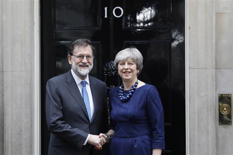 5/12/2017. Mariano Rajoy se reúne con Theresa May en Londres. El presidente del Gobierno, Mariano Rajoy, saluda a la primera ministra britán...